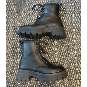 Steve Madden women’s black Rascal platform Combat Boots 7.5 run small like 6.5-7